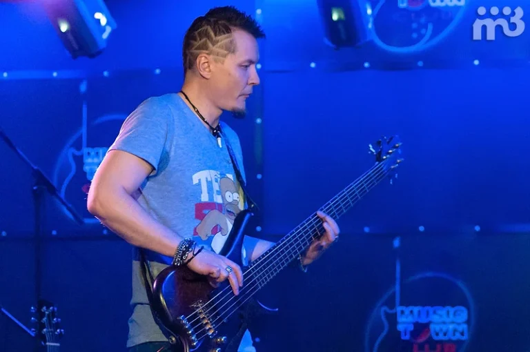 Nuki on stage, Music Town, Moscow, 24 March 2013 — photo 7 of 16