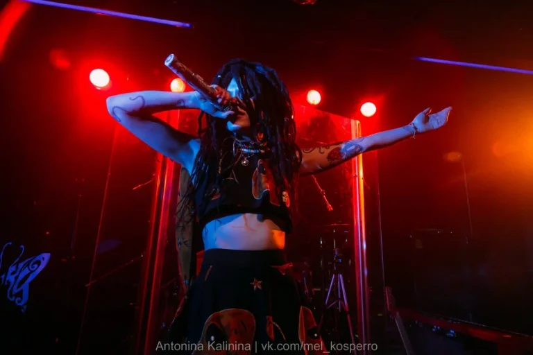 Nuki on stage, 16 tonn, Moscow, 14 October 2015 — photo 1 of 12