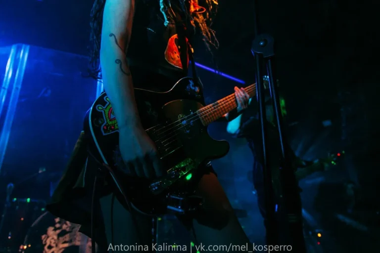 Nuki on stage, 16 tonn, Moscow, 14 October 2015 — photo 2 of 12