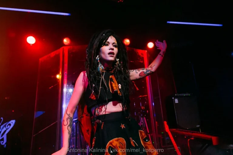 Nuki on stage, 16 tonn, Moscow, 14 October 2015 — photo 4 of 12