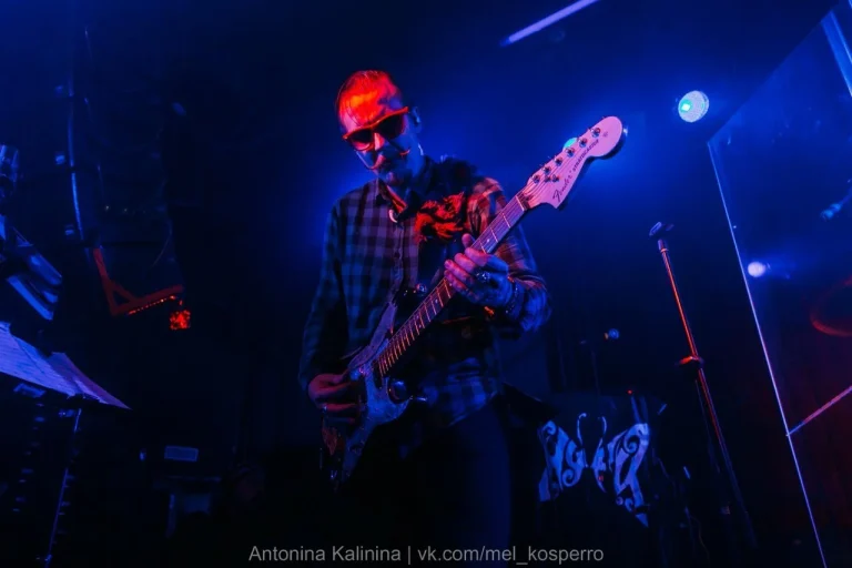 Nuki on stage, 16 tonn, Moscow, 14 October 2015 — photo 5 of 12