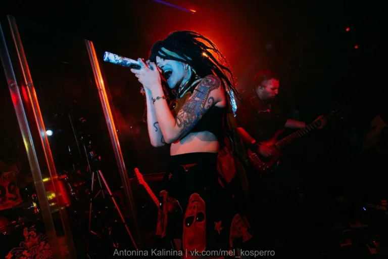 Nuki on stage, 16 tonn, Moscow, 14 October 2015 — photo 6 of 12