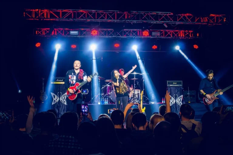 Nuki on stage, Arena Hall, Krasnodar, 11 December 2015 — photo 5 of 12