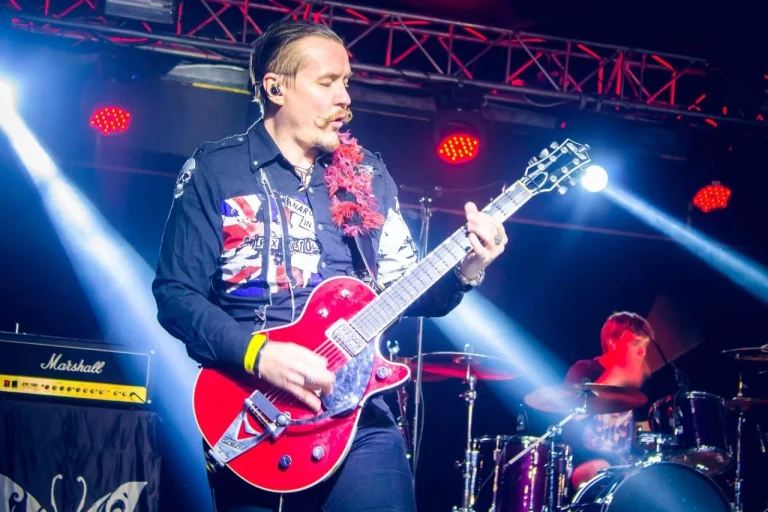 Nuki on stage, Arena Hall, Krasnodar, 11 December 2015 — photo 8 of 12