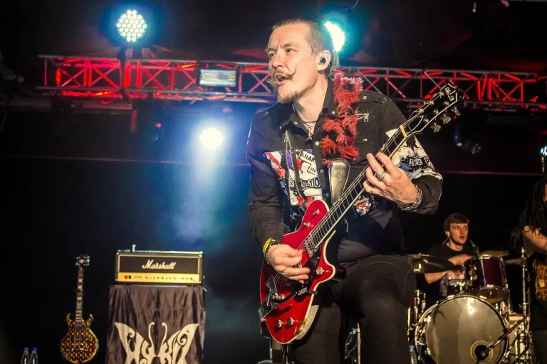 Nuki on stage, Arena Hall, Krasnodar, 11 December 2015 — photo 11 of 12