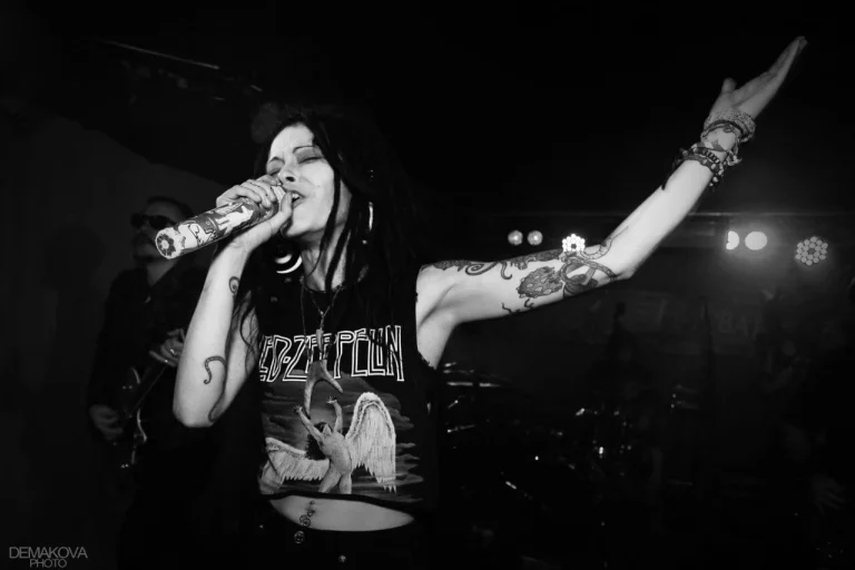 Nuki on stage, Nirvana, Yekaterinburg, 29 January 2016 — photo 9 of 12